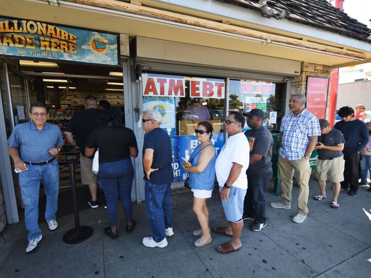 La fièvre de la loterie s'est emparée des États-Unis alors que le jackpot a grimpé