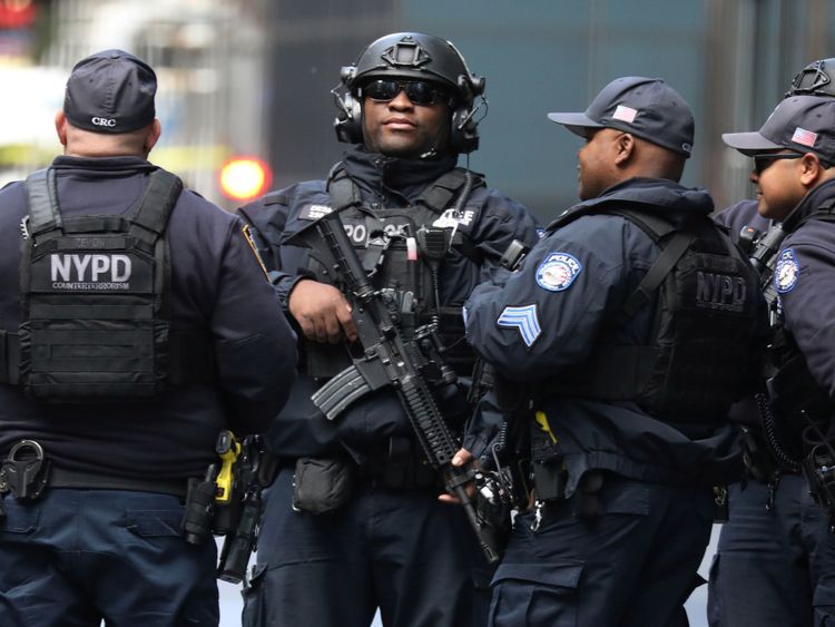 Les officiers de la lutte antiterroriste du département de police de New York continuent d'enquêter après l'envoi d'un colis au Time Warner Center