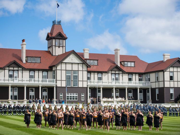 Guerriers maoris lors d’une cérémonie officielle de bienvenue à la Government House de Wellington, le premier jour de la tournée du couple royal en Nouvelle-Zélande