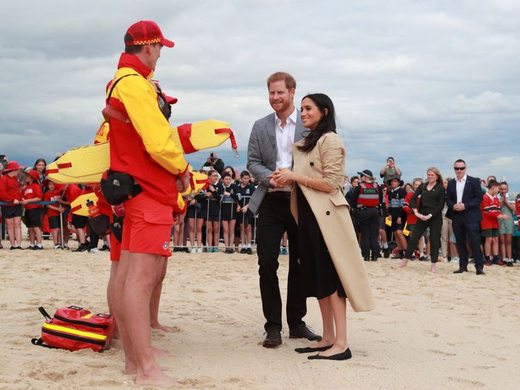 Prince Harry et Meghan visitent une plage à Melbourne et se joignent à une opération de nettoyage