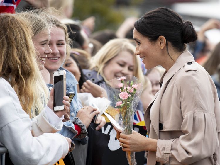   Meghan rencontre les fans lors d’une promenade publique le long du port de viaduc d’Auckland 
