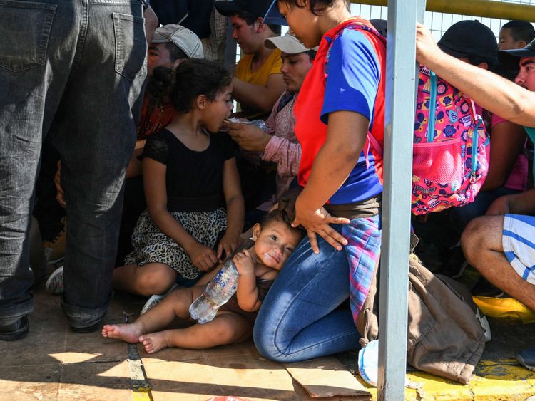 Des migrants honduriens attendent pour traverser la frontière de Ciudad Tecun Uman, au Guatemala, à Ciudad Hidalgo, au Mexique
