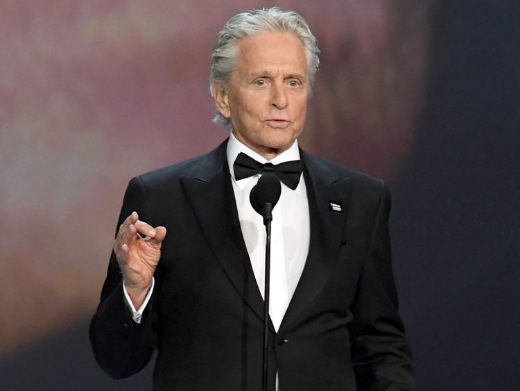 Michael Douglas parle sur scène lors du 70ème Emmy Awards au Microsoft Theatre le 17 septembre 2018 à Los Angeles en Californie. (Photo par Kevin Winter / Getty Images)