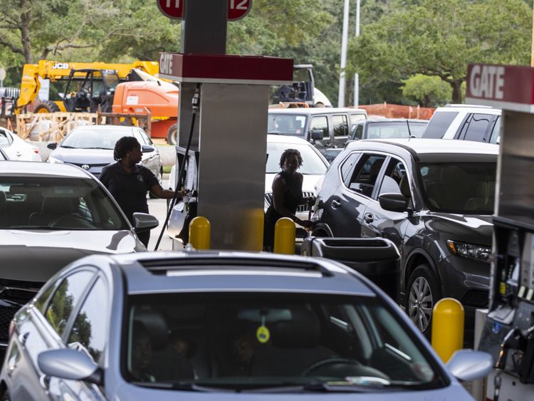 Les chauffeurs font la queue pour faire le plein d'essence alors que l'ouragan Michael frappe la côte nord de la Floride, le 8 octobre 2018, à Tallahassee, en Floride.