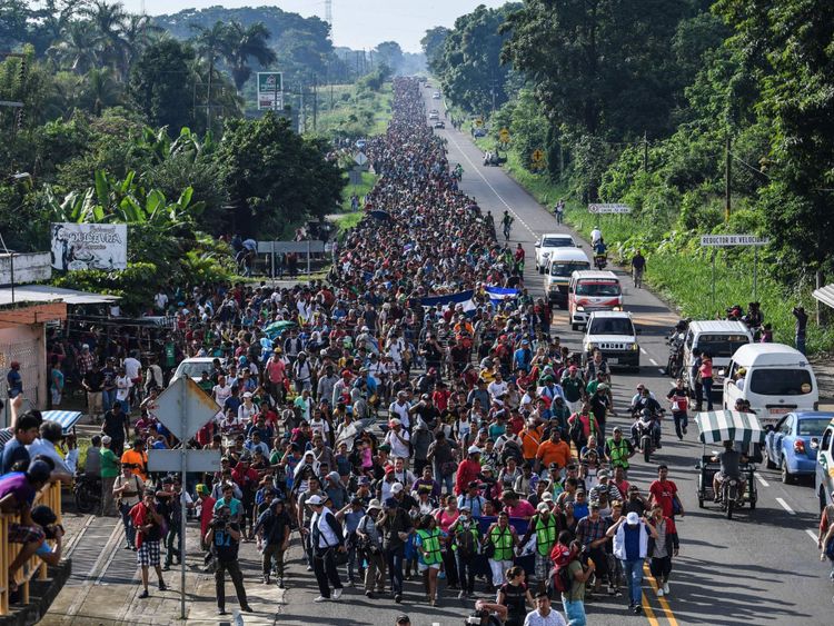 Des milliers de migrants traversent la frontière guatémaltèque et traversent le Mexique à travers le nord