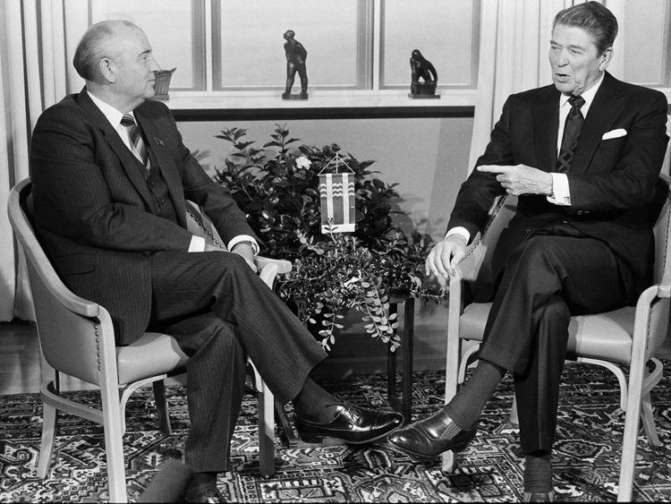 Le président soviétique Mikhaïl Gorbatchev (à gauche) et le président américain Ronald Reagan commencent leur mini-sommet à Reykjavik le 11 octobre 1986