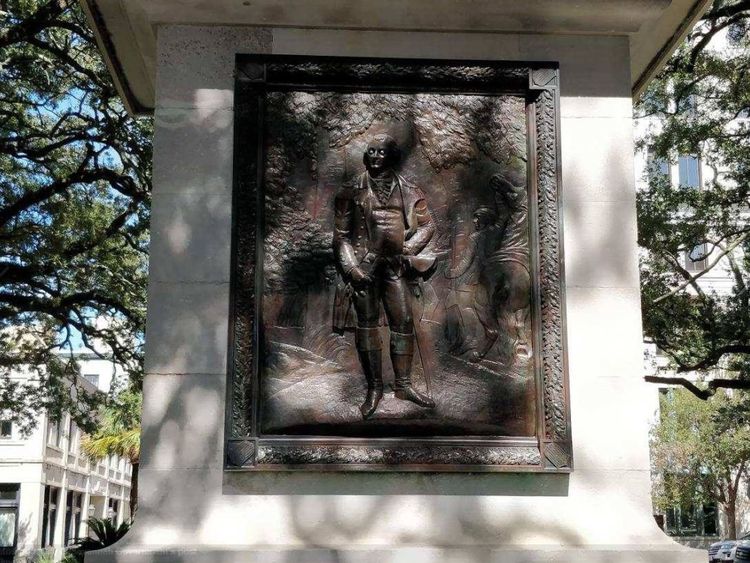 La ville de Savannah est à la recherche d’un vandale qui jetterait un œil écarlate sur le monument Nathanael Greene à Johnson Square. Pic: Ville de Savannah