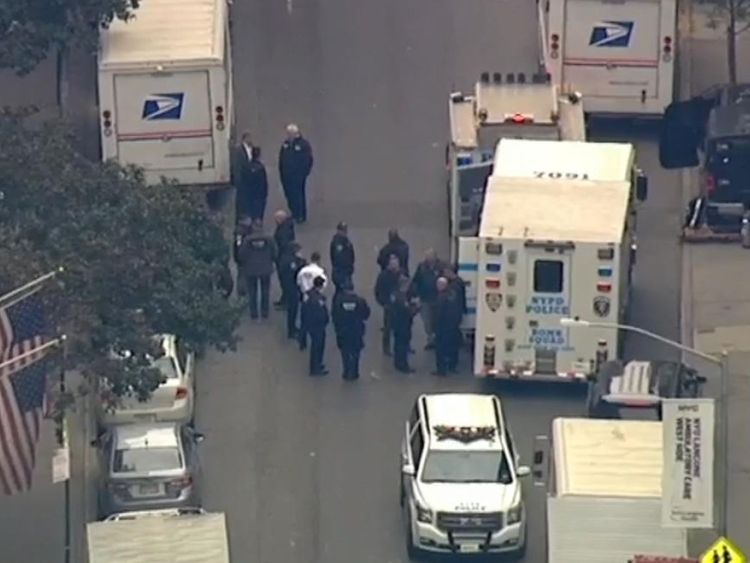 Live shot de New York, où la police enquête sur de nouveaux colis suspects (26/10/18)
