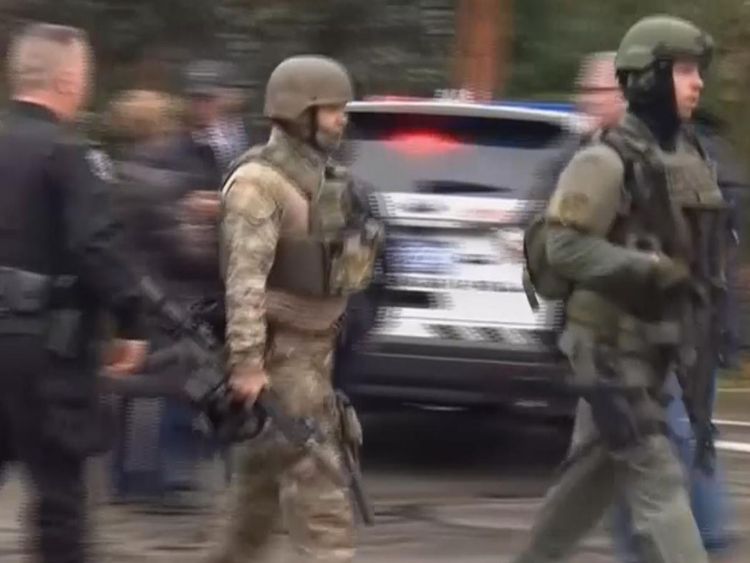 Des officiers armés sur les lieux d'une fusillade à Pittsburgh