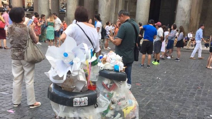 Des ordures au Panthéon de Rome. Pic: Roma Fa Schifo