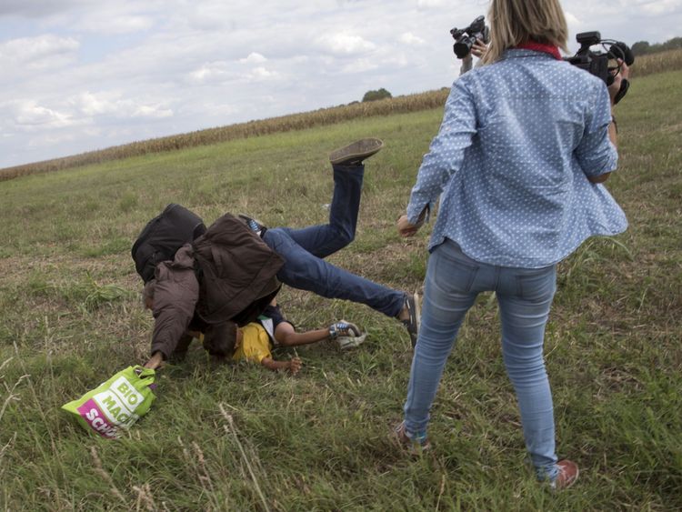 Petra Laszlo a également été vue en train de frapper un enfant migrant