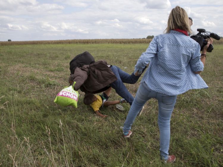 L'homme est tombé sur son enfant après l'avoir fait trébucher