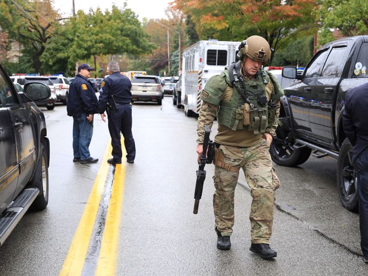 Des officiers de police répondent après qu'un homme armé ait ouvert le feu sur la synagogue Tree of Life de Pittsburgh en Pennsylvanie ...