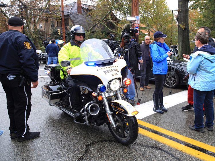 Des officiers de police répondent après qu'un homme armé ait ouvert le feu sur la synagogue Tree of Life de Pittsburgh en Pennsylvanie ...