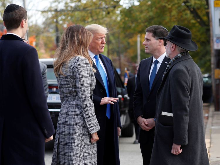 Le président américain Donald Trump s'entretient avec l'ambassadeur israélien auprès des États-Unis, Ron Dermer et le synagogue Tree of Life, le rabbin Jeffrey Myers, alors qu'il arrive avec sa fille Ivanka Trump, le gendre Jared Kushner et la première dame Melania Trump devant la synagogue un homme armé a tué onze personnes