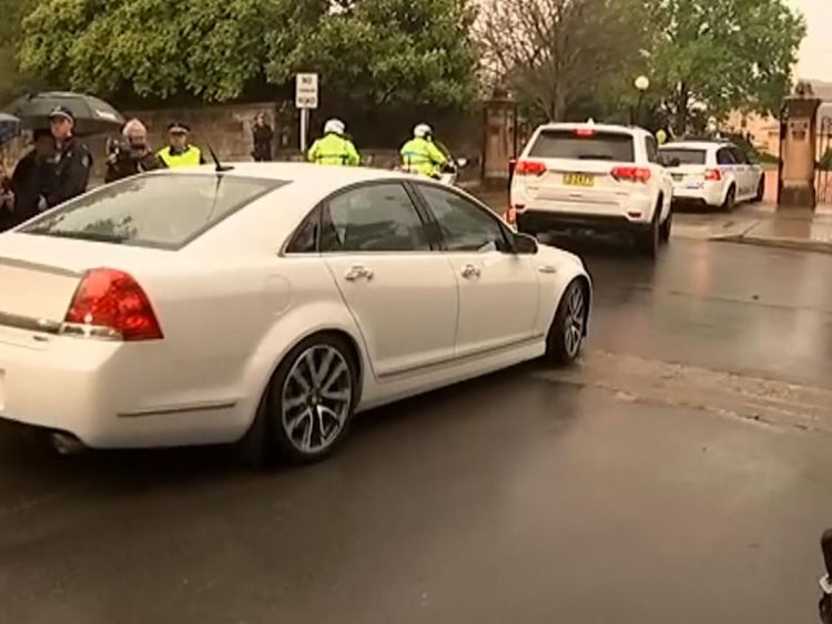 Le cortège du couple entre dans la maison de Sydney du gouverneur général Peter Cosgrove