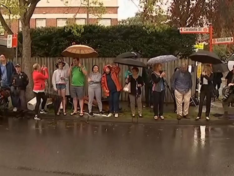 Les Australiens ont bravé la pluie pour apercevoir le couple royal