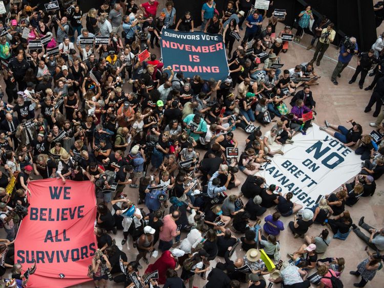 Des centaines de personnes ont pris d'assaut le bâtiment Hart du Sénat américain pour protester contre la nomination de Brett Kavanaugh.