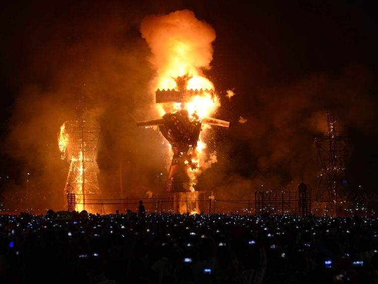 

Une effigie du roi démon Ravana a été allumée à la fête de Dusshera
