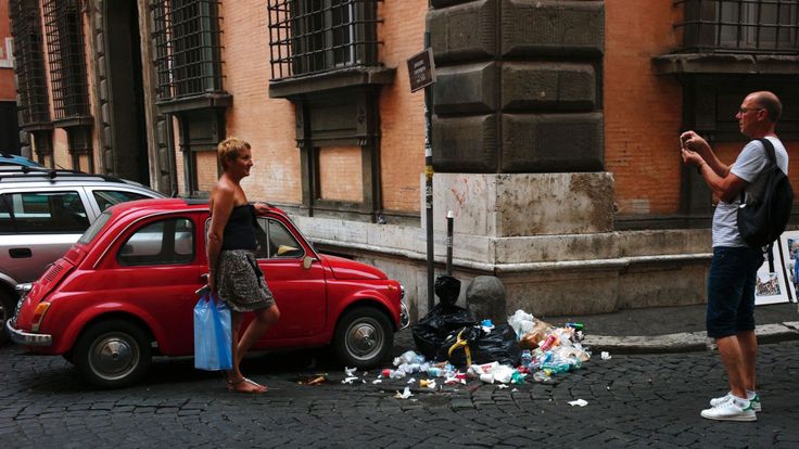 Les ordures non collectées de Rome s'accumulent 