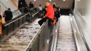 La grêle et la pluie envahissent un escalator à Rome "srcset =" https://e3.365dm.com/18/10/320x180/skynews-rome-hail-rain-floods_4461644.jpg?20181023090905 320w, https: //e3.365dm .com / 18/10 / 640x380 / skynews-rome-grêle-pluie-inondations_4461644.jpg? 20181023090905 640w, https://e3.365dm.com/18/10/736x414/skynews-rome-hail-rain-floods_4461644. jpg? 20181023090905 736w, https://e3.365dm.com/18/10/992x558/skynews-rome-hail-rain-floods_4461644.jpg?20181023090905 992w, https://e3.365dm.com/18/10/ 1096x616 / skynews-rome-grêle-pluie-inondations_4461644.jpg? 20181023090905 1096w, https://e3.365dm.com/18/10/1600x900/skynews-rome-hail-rain-floods_4461644.jpg?go=203029090909090309090309090309030903090903090303090309030903090309090P.Png //e3.365dm.com/18/10/1920x1080/skynews-rome-hail-rain-floods_4461644.jpg?20181023090905 1920w, https://e3.365dm.com/18/10/2048x1152/skynews-rome-hail -rain-floods_4461644.jpg? 20181023090905 2048w "tailles =" (largeur minimale: 900px) 992px, 100vw