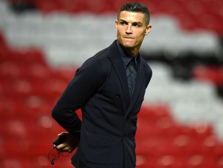 Ronaldo entre sur le terrain à Old Trafford avant le match de mardi contre Manchester United