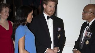 Suva, Fidji - 23 octobre: ​​Prince Harry, duc de Sussex et Meghan, duchesse de Sussex arrivent pour le dîner d'État le 23 octobre 2018 à Suva, Fidji. Le duc et la duchesse de Sussex participent actuellement à leur tournée officielle d'automne de 16 jours dans des villes d'Australie, des Fidji, des Tonga et de Nouvelle-Zélande "srcset =" https://e3.365dm.com/18/10/320x180/skynews-royals- meghan-harry_4462106.jpg? 20181023155813 320w, https://e3.365dm.com/18/10/640x380/skynews-royals-meghan-harry_4462106.jpg?20181023155813 640w, https://e3.365dm.com/18/ 10 / 736x414 / skynews-royals-meghan-harry_4462106.jpg? 20181023155813 736w, https://e3.365dm.com/18/10/992x558/skynews-royals-meghan-harry_4462106.jpg?s encore une fois, cliquez sur le lien ci-dessous. e3.365dm.com/18/10/1096x616/skynews-royals-meghan-harry_4462106.jpg?20181023155813 1096w, https://e3.365dm.com/18/10/1600x900/skynews-royals-meghan-harghan_4462106.jpg ? 20181023155813 1600w, https://e3.365dm.com/18/10/1920x1080/skynews-royals-meghan-harry_4462106.jpg?20181023155813 1920w, https://e3.365dm.com/18/10/2048x1152/skynews -royals-meghan-harry_4462106.jpg? 20181023155813 2048w "tailles =" (largeur minimale: 900px) 992px, 100vw