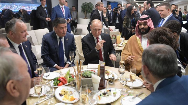 Le président russe Vladimir Poutine, le prince héritier saoudien Mohammed bin Salman et d'autres invités à la mi-temps du match de football du groupe A de la Coupe du Monde Russie 2018 entre la Russie et l'Arabie saoudite