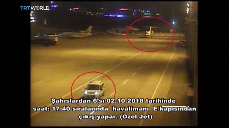 Une jeep blanche et un jet privé sur le tarmac de l'aéroport