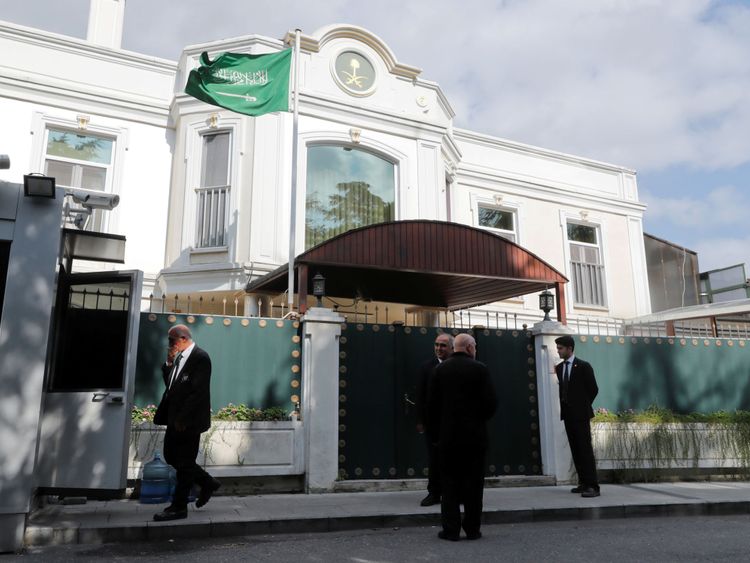 Des officiers de sécurité sont vus devant la résidence du consul général d'Arabie Saoudite, Mohammad al-Otaibi, à Istanbul, en Turquie, le 16 octobre 2018. REUTERS / Osman Orsal