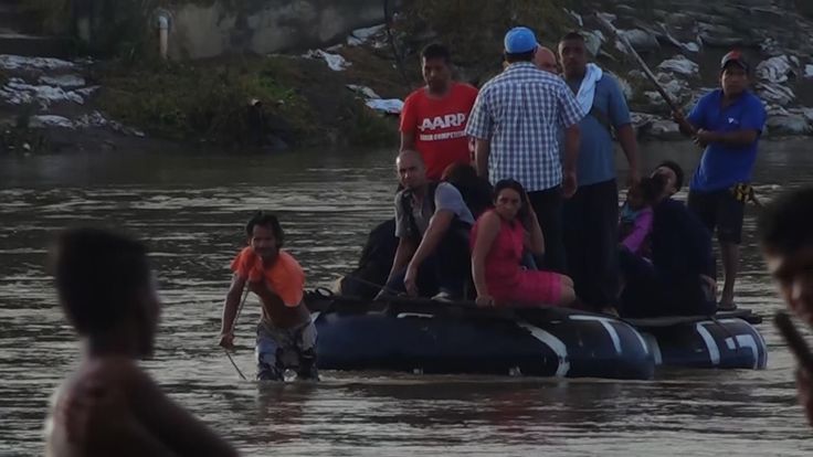 Hommes, femmes et enfants tentent tous de faire le voyage