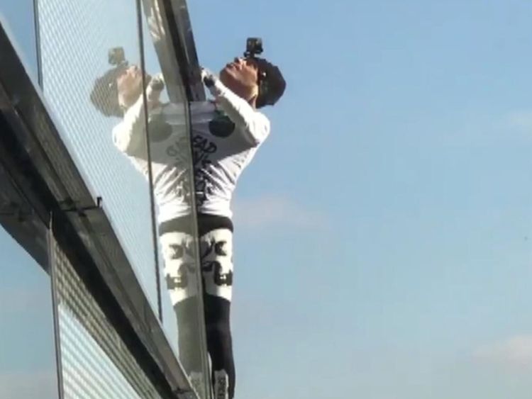 Human Spider "Alain Robert a gravi la tour du héron de 230 m 