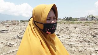 Le mari de Surianit a été tué lors du tremblement de terre et sa maison a été détruite