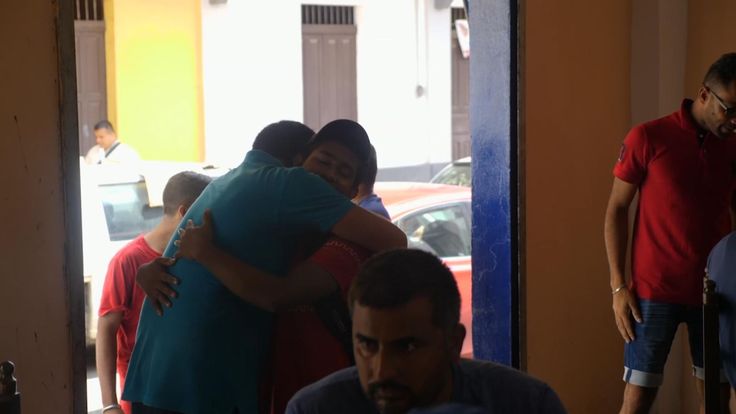 Des amis indiens se saluent après leurs longs voyages en Amérique du Nord