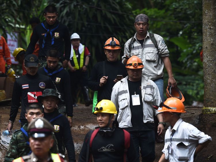 Des sauveteurs et des techniciens thaïlandais sont vus dans la grotte de Tham Luang