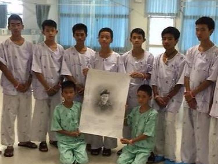 Les garçons avec une photo de Saman Kunan décédé lors d'une mission de secours