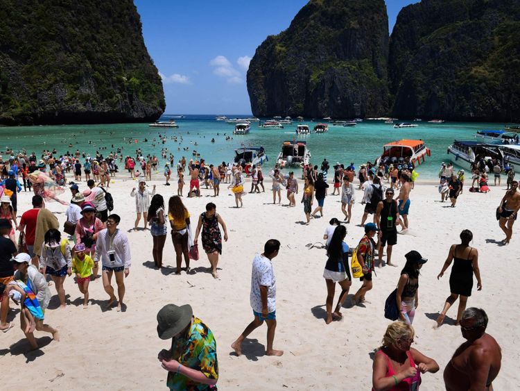 Cette photo prise le 9 avril 2018 montre une foule de touristes sur la plage de Maya Bay, sur l'île de Koh Phi Phi, dans le sud de la Thaïlande. Dans toute la région, les plages autrefois vierges de l’Asie du Sud-Est sont émues par des décennies de tourisme incontrôlé, alors que les gouvernements se démènent pour faire face aux eaux chargées de déchets et à la dégradation de l’environnement sans percer le moteur économique. / AFP PHOTO / Lillian SUWANRUMPHA / ALLER AVEC AFP STORY & # 39; THAÏLANDE-INDONÉSIE-PHILIPPINES-TOURISME-ENVIRONNEMENT & # 39; par Lillian SUWANRUMPHA avec Joe