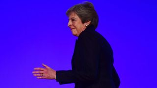 La Première ministre Theresa May danse lorsqu'elle arrive sur scène pour faire son discours