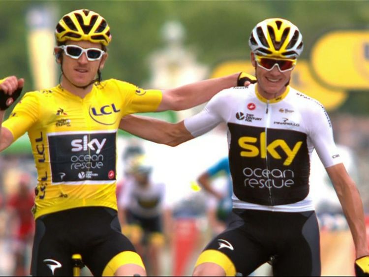 La scène où les champions précédents passent au nouveau champion