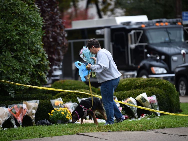 Des fleurs sont déposées à la synagogue de Pittsburgh