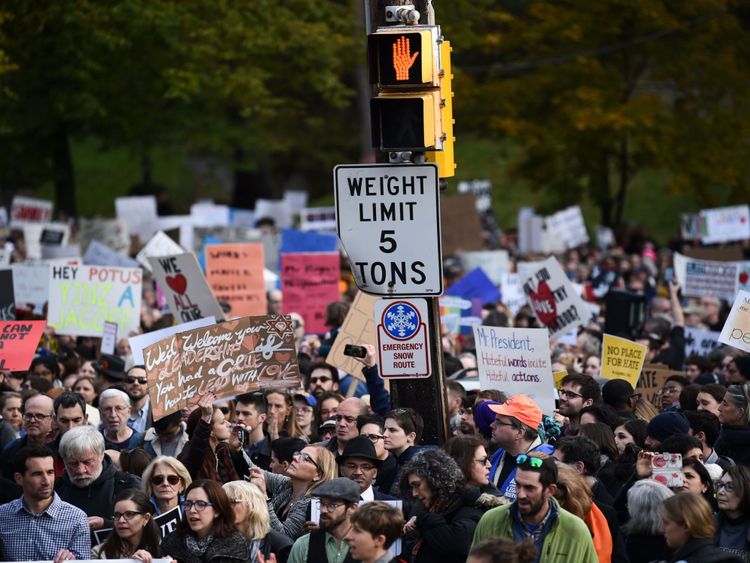 Les gens protestent contre l'arrivée du président américain Donald Trump lors de sa visite à la congrégation Tree of Life le 30 octobre 2018 à Pittsburgh en Pennsylvanie