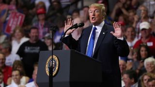 Le président des États-Unis, Donald Trump, s'adressant à ses partisans lors d'un rassemblement Make America Great Again à Southaven, Mississippi, aux États-Unis, le 2 octobre 2018. "srcset =" https://e3.365dm.com/18/10/320x180/skynews-trump-ford- rally_4441359.jpg? 20181003055707 320w, https://e3.365dm.com/18/10/640x380/skynews-trump-ford-rally_4441359.jpg?20181003055707 640w, https://e3.365dm.com/18/10/ 736x414 / skynews-trump-ford-rally_4441359.jpg? 20181003055707 736w, https://e3.365dm.com/18/10/992x558/skynews-trump-ford-rally_4441359.jpg?4018100305570 992w, https: ///. 365dm.com/18/10/1096x616/skynews-trump-ford-rally_4441359.jpg?20181003055707 1096w, https://e3.365dm.com/18/10/1600x900/skynews-trump-ford-rally_4441359.jpg?201870707 1600w, https://e3.365dm.com/18/10/1920x1080/skynews-trump-ford-rally_4441359.jpg?20181003055707 1920w, https://e3.365dm.com/18/10/2048x1152/skynews-trump -ford-rally_4441359.jpg? 20181003055707 2048w "tailles =" (largeur minimale: 900px) 992px, 100vw