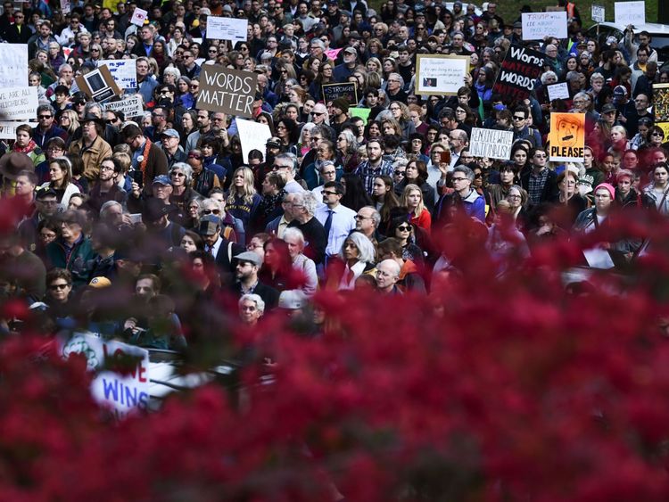 Des gens qui protestent contre le président américain Donald Trump se rassemblent près de la congrégation de Tree of Life le 30 octobre 2018 à Pittsburgh en Pennsylvanie