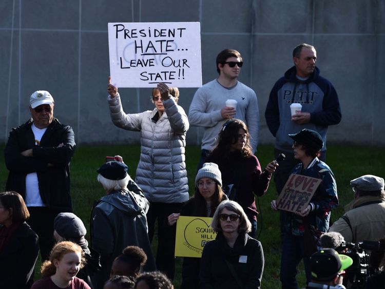   Une femme qui proteste contre le président américain Donald Trump attend près de la congrégation de Tree of Life le 30 octobre 2018 à Pittsburgh en Pennsylvanie