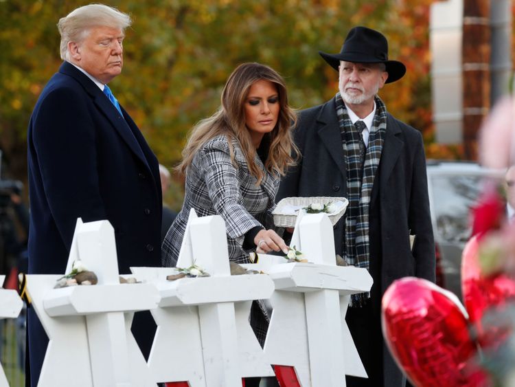 Le président des États-Unis, Donald Trump, et la première dame, Melania Trump, aux côtés du rabbin Jeffrey Myers alors qu'ils déposent des pierres sur un monument commémoratif improvisé à l'extérieur de la synagogue Tree of Life, à la suite de la fusillade à la synagogue où 11 personnes ont été tuées et six autres blessées à Pittsburgh. Pennsylvanie, États-Unis, le 30 octobre 2018