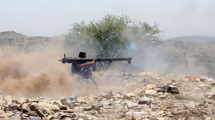 Un combattant pro-gouvernemental yéménite avec des forces soutenues par les EAU tire un lance-roquettes sur la ligne de front de Kirsh, dans le sud-ouest du Yémen