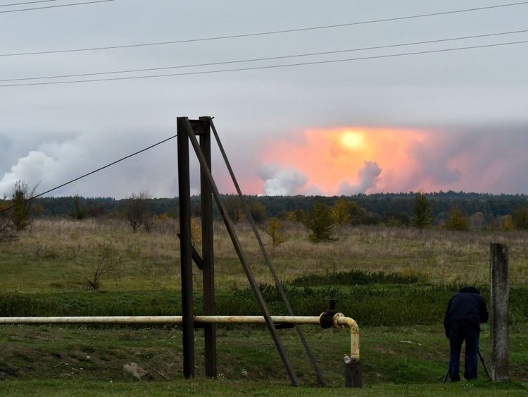 Une boule de feu peut être vue dans le ciel après des explosions au dépôt de munitions dans le nord de l'Ukraine