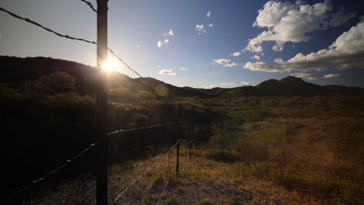 Cette clôture fragile est tout ce qui sépare le ranch du Mexique