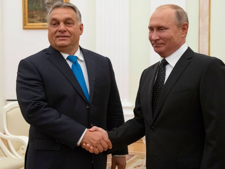 Le Premier ministre hongrois Viktor Orban (à gauche) serre la main du président russe Vladimir Poutine