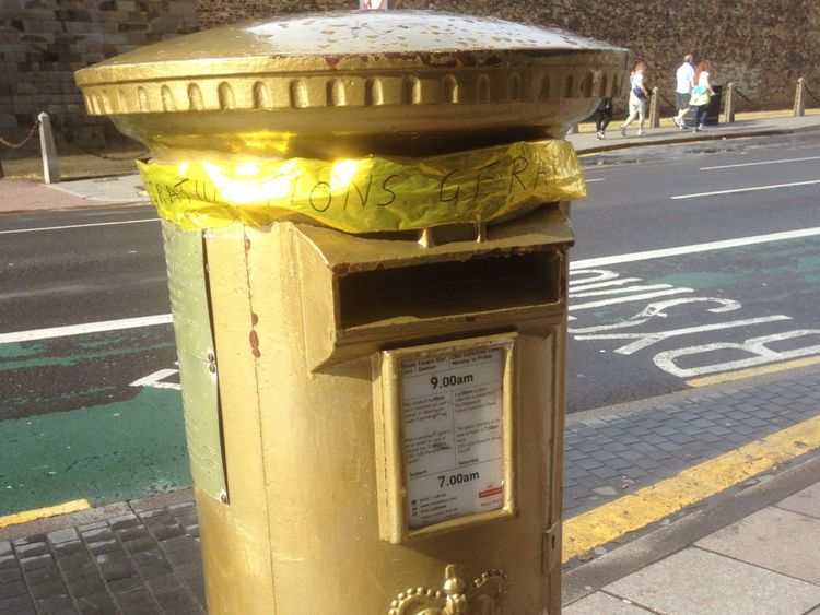 Geraint Thomas & # 39; La boîte aux lettres commémorative de la médaille d'or était ornée d'un ruban jaune. Pic: @RGarnault